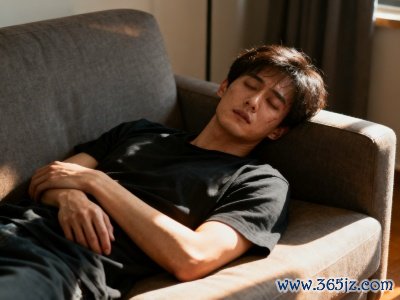 湿气重的人有哪些症状全知晓!过恐伤肾影响大,肾合jjn助力,肾合胶囊太神奇了,轻松解决湿气难题!